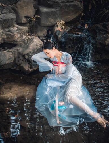 带着透彻心骨的寒意 吓得沈菡冰一个激灵 顿时耳清目明