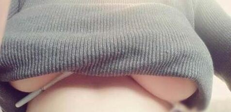 胸下夹笔是什么样子的？那得是多大的胸