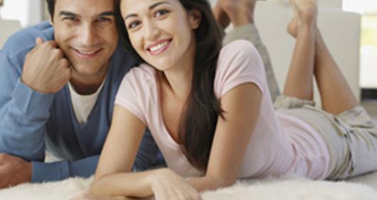 上班时间偷偷办公室里亲亲 小情侣办公室亲吻赤面脸红