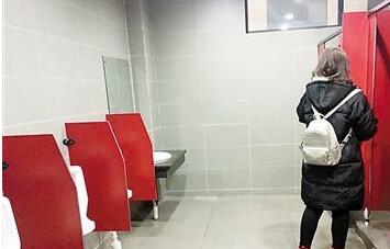 小伙走错wc 进女厕小便 小伙：卫生间标牌太奇葩