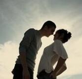 接吻时男友把我抱的特别紧 越亲越深