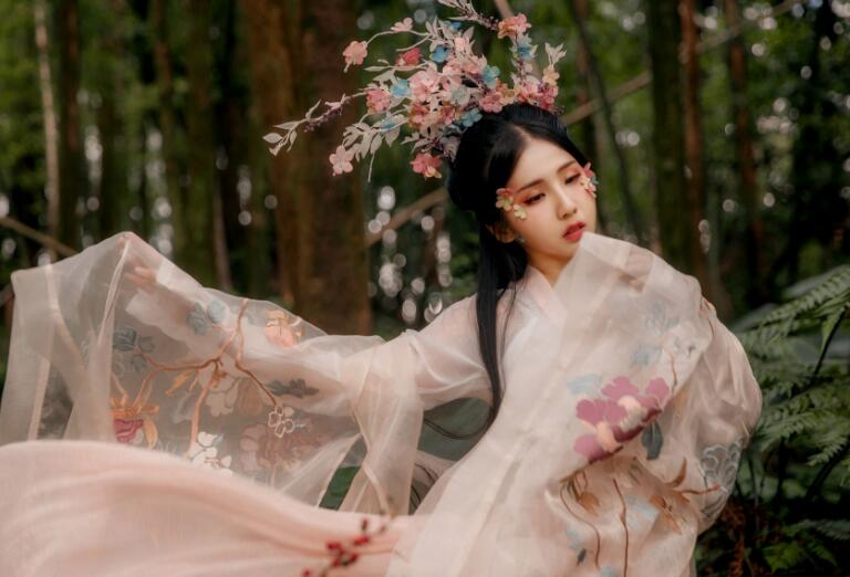 恃宠而骄 人比花娇 她虽娇媚 但却媚而不俗