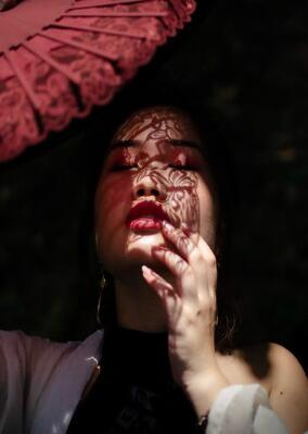 恃宠而骄 薄凉的唇堵上女人的微张的双唇 灵活的舌趁虚而入