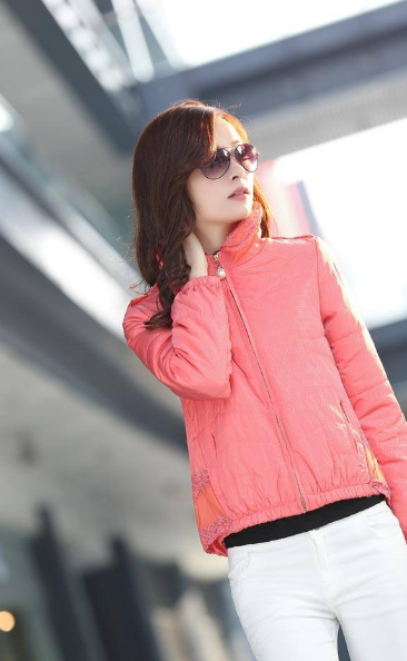 李琳琳轻吟一声 却不敢将头从窗户外面收进来