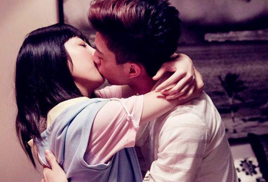 他吻到了她胸口 用力一吸 吸出一个草莓红印……