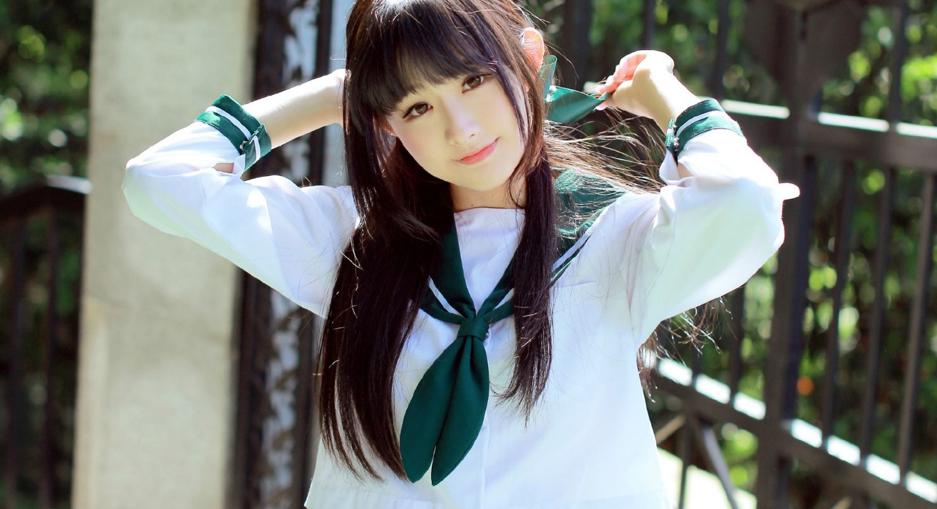 解开身前紧绷绷的西服扣 露出了那件贴合她娇媚胴体的黑色打底衫。