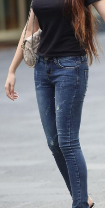 粗暴地吻着她 双手在她身上游走 很快将她脱得一丝不挂