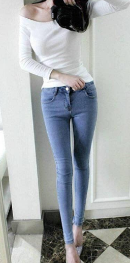 爱她就要将她整个人揉进怀里 狠地蹂躏着她的唇瓣 啃噬着她