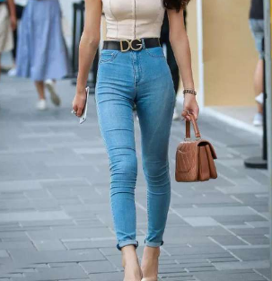 快感让他身子一阵颤栗 猛地抽出又狠狠地撞回去