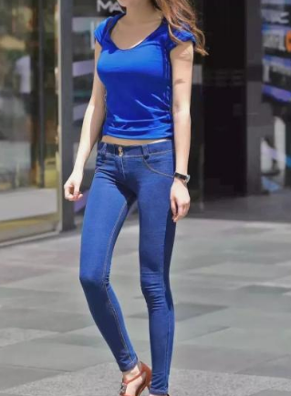 贺璘睿看着她 握住她两只腿 跪在床上律动起来