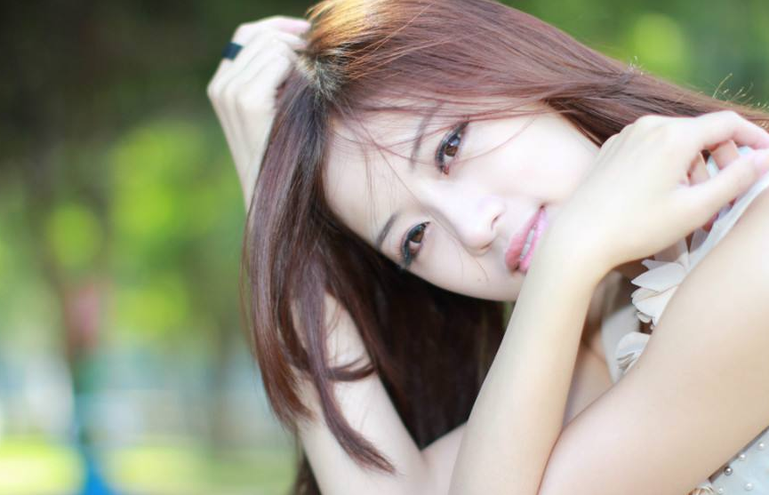 它的炙热还在她身体里，被她夹了出来闷哼