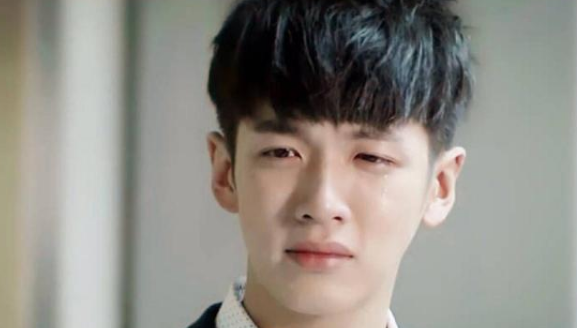 萧亚轩历届绯闻男友大公开 流水的小鲜肉