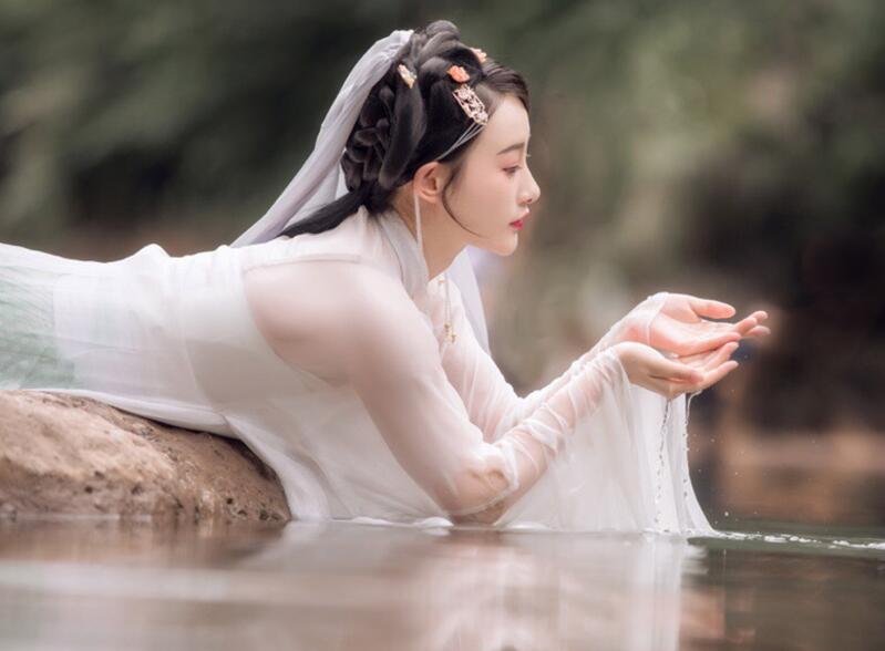 一抹娇嫩被死死的抵在池壁上 粗重的低喘被哗啦的水流声所削弱