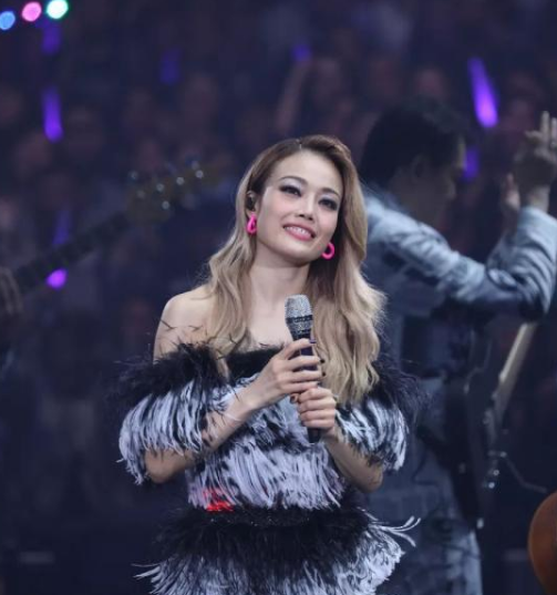 看的是情怀 这几个不得不看的演唱会 她要算一个