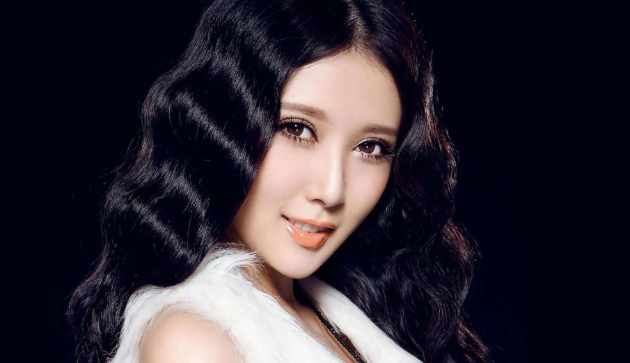 宝贝你的奶好大我想吃 学生和老师在游泳池里