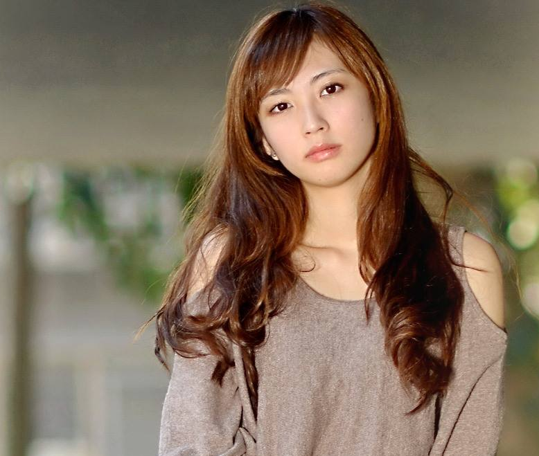 夹着他的腰,双手勾着他的脖子在他胸吻着