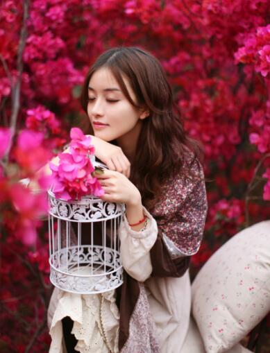 一个吸上一个添下  把头埋在你腿里吸 上流社会疯狂追捧的绝顶美妇