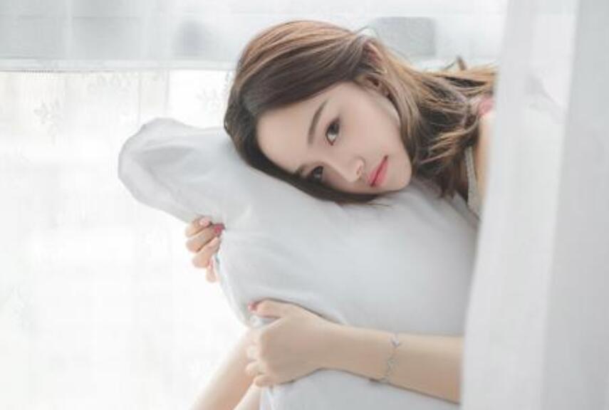 宝贝你夹得我好舒 臀部的桃型轮廓 让喝了点酒的贾鱼真想……