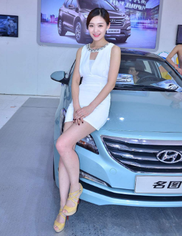 宝贝蒙好眼睛后转过身去 屁股翘起来 方便找出病根所在