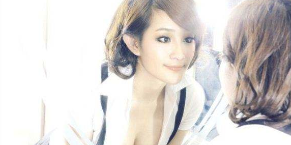 随着摩托车的颠簸 在她的身体里不断进进出出