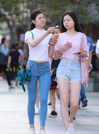 宝贝看着我 巨大在花唇上滑动然后挤进入