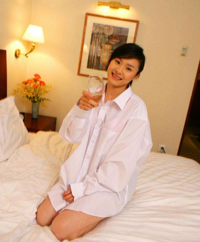 老板和女下属在办公室亲吻 秘书看到这一幕心里瞬间不是滋味