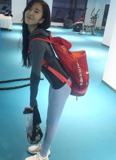 两条笔直的大长腿让人浮想联翩 简直一副活生生的炮架子