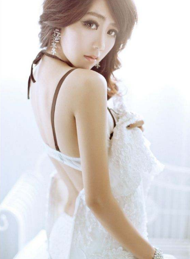 褪下内衣 乖宝贝真湿夹得我好紧好爽再浪一点