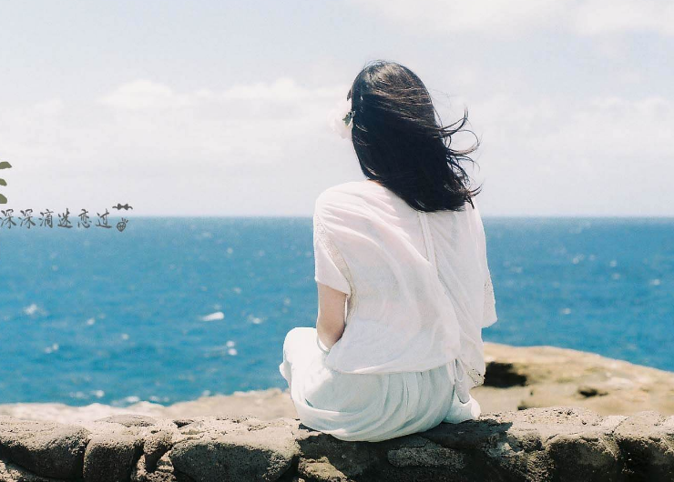 在办公室亲吻 老板在办公室亲嘴加模下面的