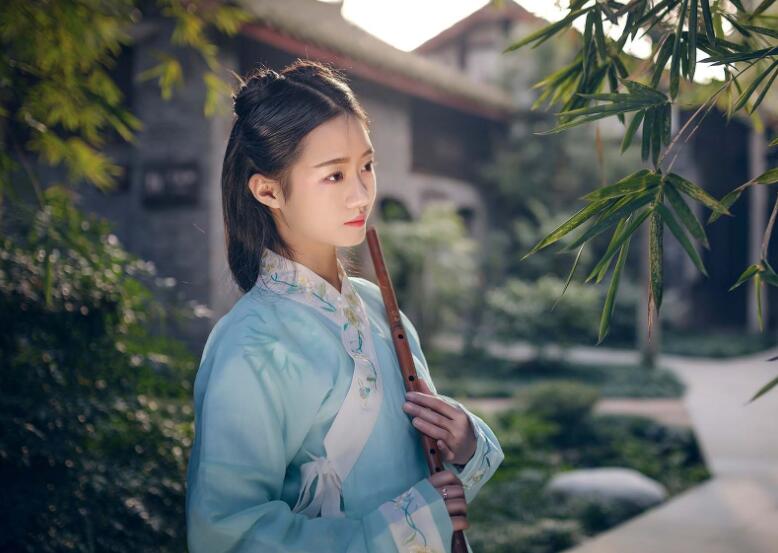 柳如烟 现在身无寸缕 摆着一个羞耻的姿势 被王大柱肆意把弄