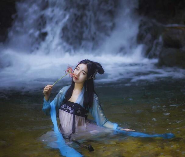 身无寸缕 把腿摆成m型羞耻姿势 心中的火焰早已燃烧到了极限