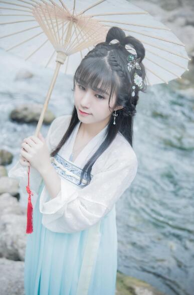 男女强吻摸下面 在一个陌生男人面前身无寸缕……