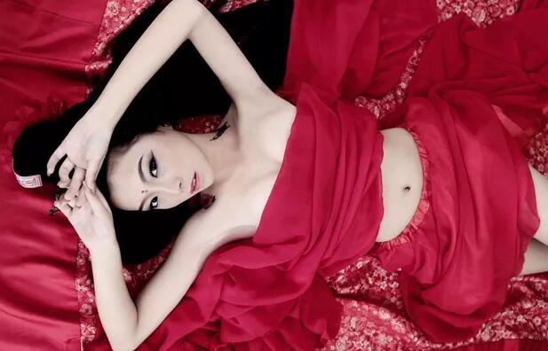 两手扶着墙壁 慢慢张开双腿 将臀部翘起 女人的下面无遮无挡