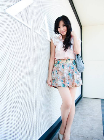 乖转过去我不会弄疼你,美女越叫痛男人越冲刺