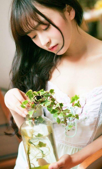 小司机趁着老板不在家 偷看老板娘洗澡 和老板娘偷情