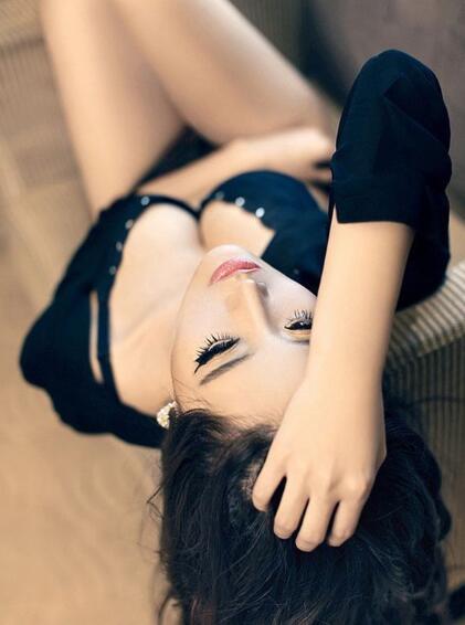 少女的身体，摸起来感觉就是好 女人的下面无遮无挡