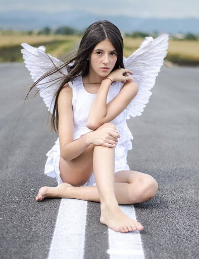 女人乖乖张开腿 被拉进办公室里做