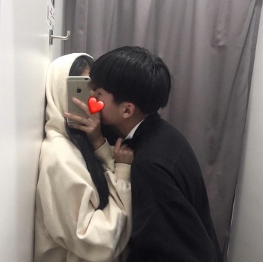 巨大在花唇上滑动然后挤进入 小妖精下面真紧