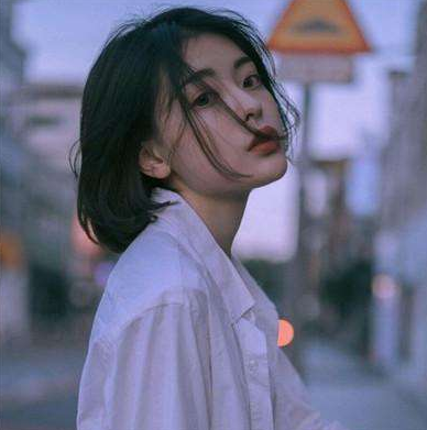 用一根手指摸进去她里面感觉很宽畅很湿了