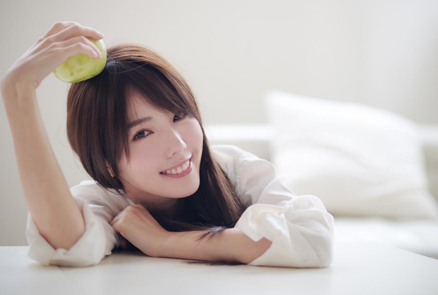 男女强吻摸下面颊 我在酒吧被猥琐男占便宜