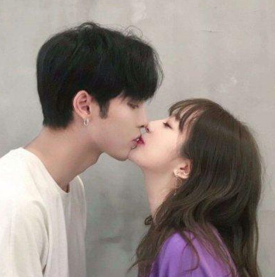 厨房里的欢愉 被主人在厨房抱着边走边做