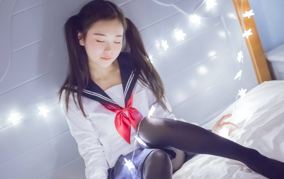 乖宝贝把球一个个挤出来 好好含着紧点