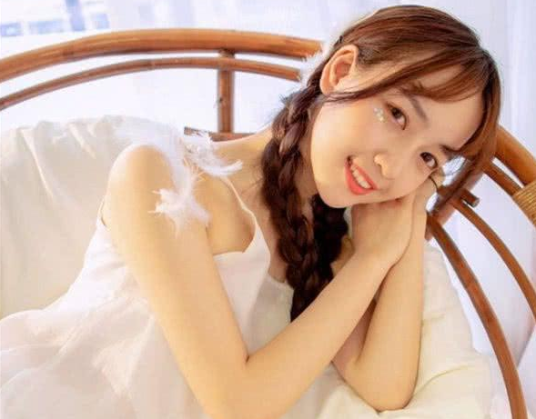 嗯嗯奶大用力吸我 她将身体往上挺任由我的吸吮