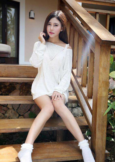 坐在男友腿上逗弄T 老师叫我跟她去她房间