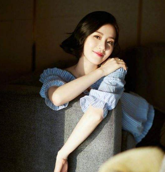 女友下体往上挺,插进去时她就挺一下