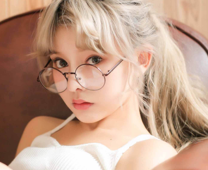 偷偷地看片 整个身子弓了起来 一阵电流感蔓延全省