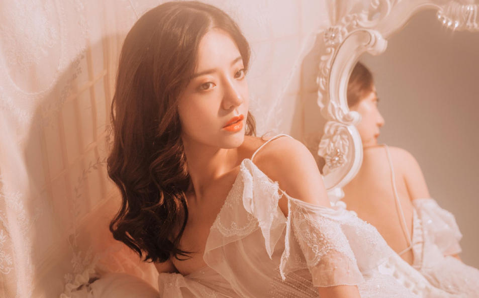 岳跪在男朋友双腿之间 努力卖弄着