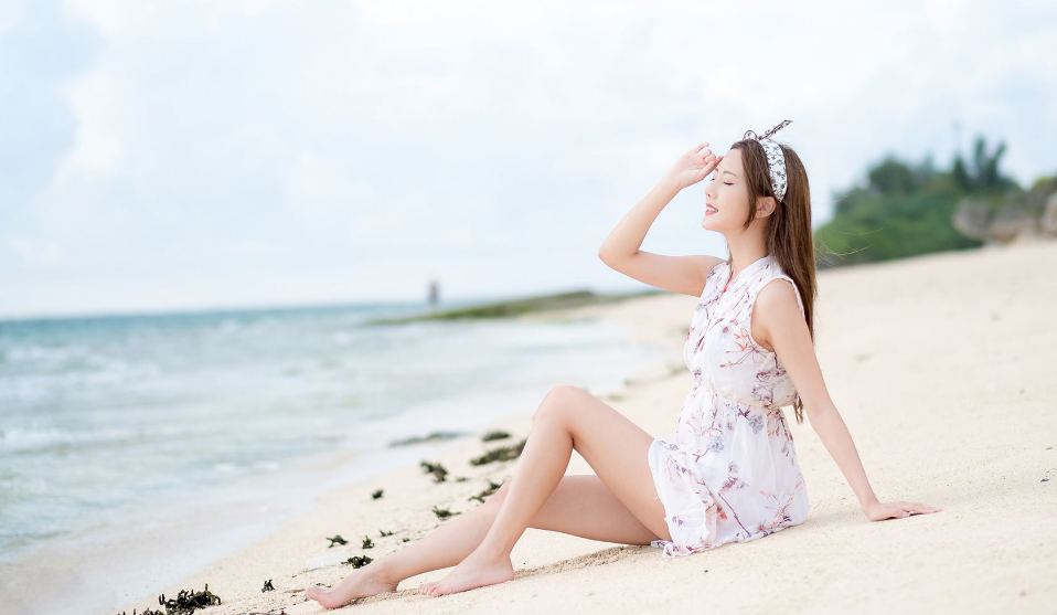 他的粗长还在她体内横冲直撞 承受他强烈的撞击