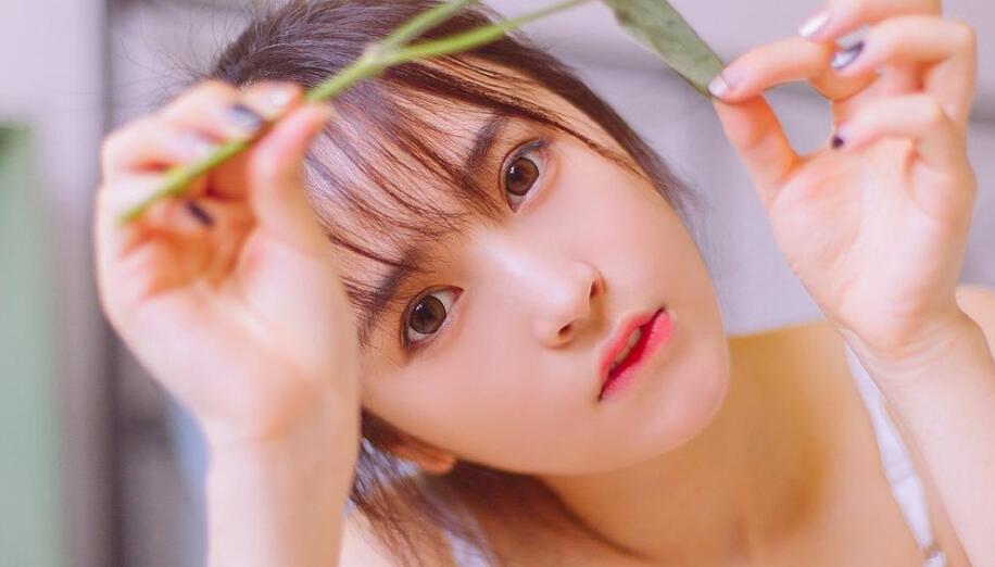 那粗糙的大手 已经在美女胸部那片雪白外缘游走 乖宝贝把这个放进去