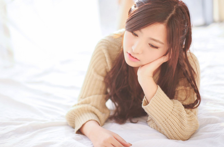 挤开她的蜜唇并轻轻的上下滑动 不时的顶一下